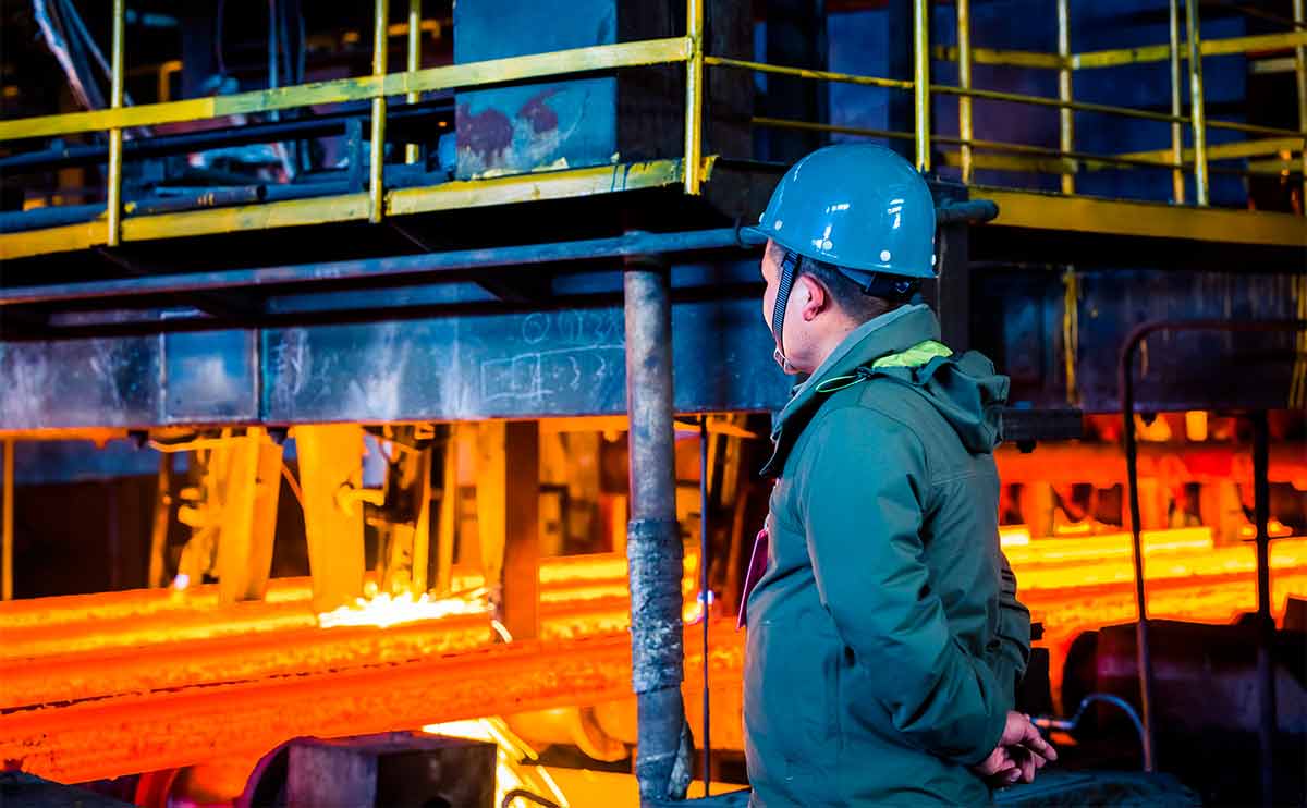 کاهش تولید و رکود صادرات در صنعت فولاد ایران به دلیل قطعی برق